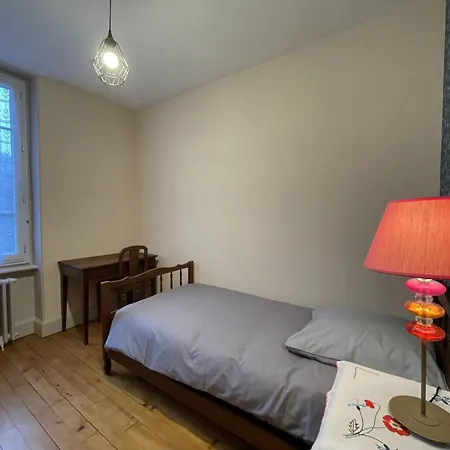 Elegant Avec 3 Chambres, Cour Fermee Et Terrasse, Proche Des Activites De Montagne Et De Vichy - Fr-1-489-497