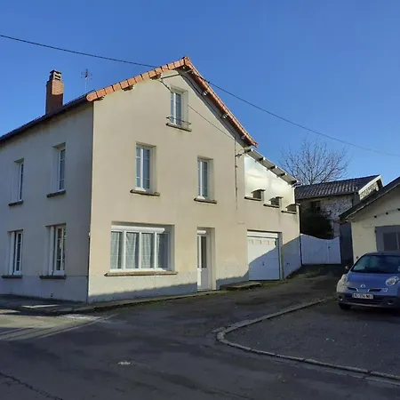 Elegant Avec 3 Chambres, Cour Fermee Et Terrasse, Proche Des Activites De Montagne Et De Vichy - Fr-1-489-497 *