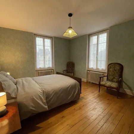 Vakantiehuis Elegant Avec 3 Chambres, Cour Fermee Et Terrasse, Proche Des Activites De Montagne Et De Vichy - Fr-1-489-497