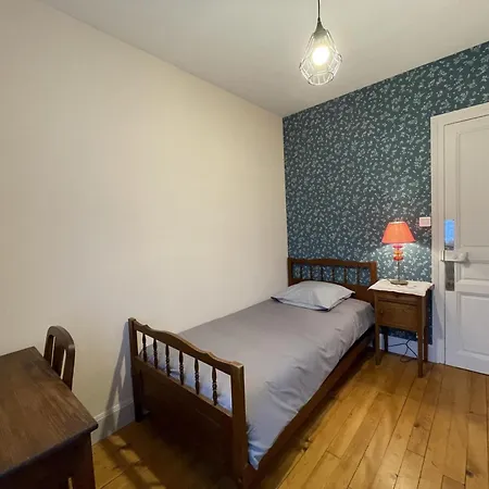 Elegant Avec 3 Chambres, Cour Fermee Et Terrasse, Proche Des Activites De Montagne Et De Vichy - Fr-1-489-497 Vakantiehuis *