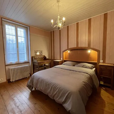 Elegant Avec 3 Chambres, Cour Fermee Et Terrasse, Proche Des Activites De Montagne Et De Vichy - Fr-1-489-497 * Ferrières-sur-Sichon